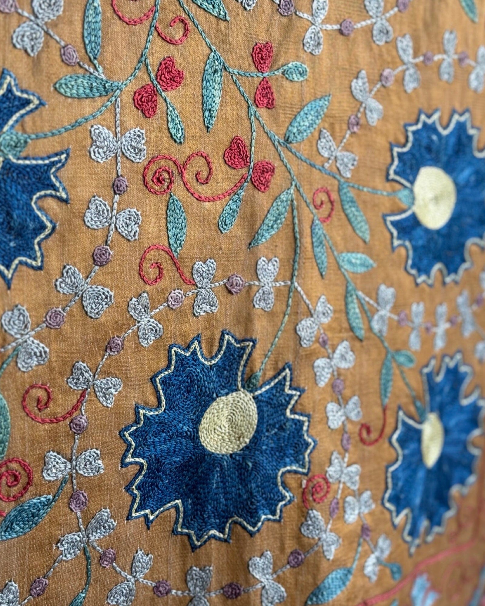 Hand Stitched Suzani (CSSU088024 | ") Suzani Aziz Suzani