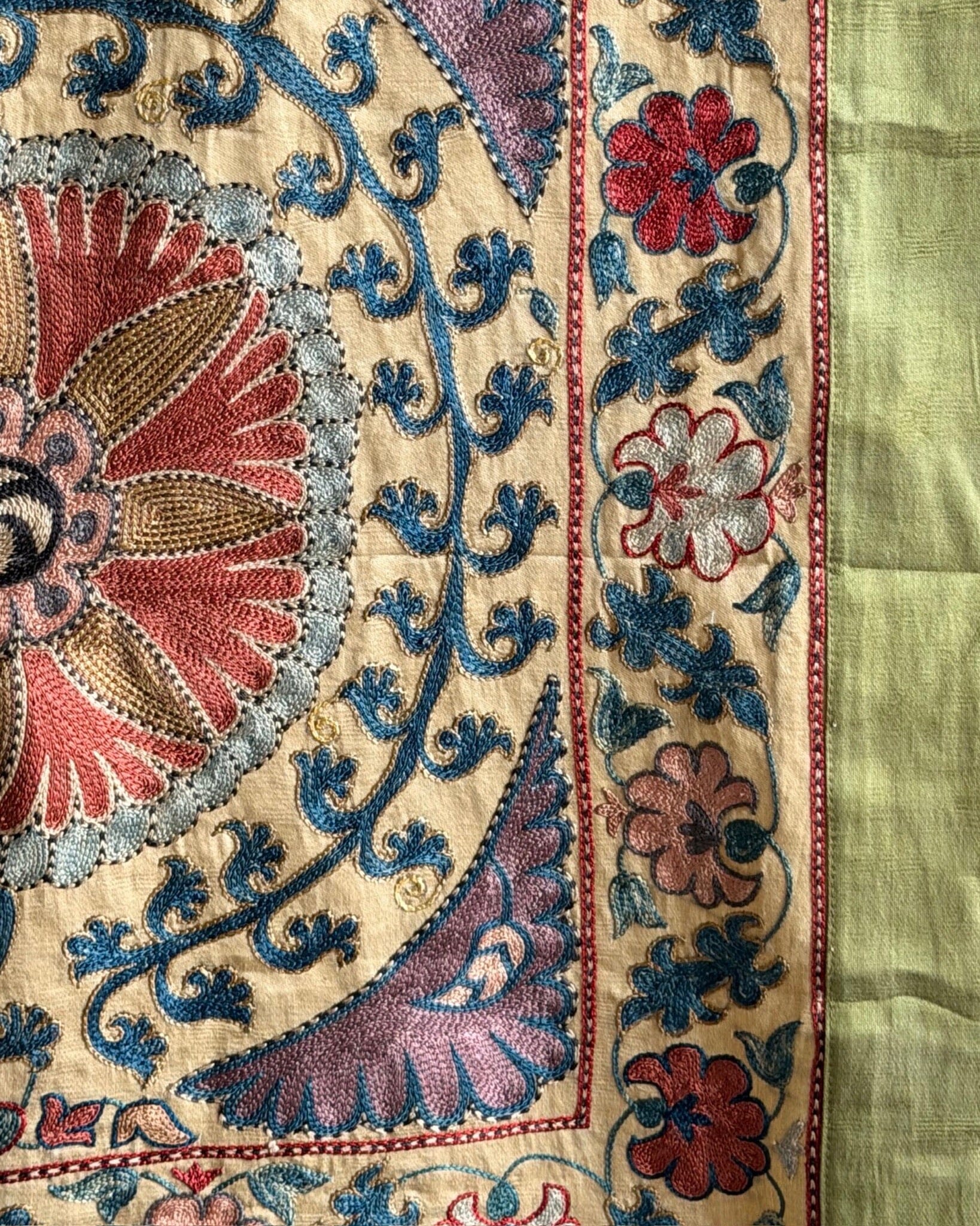 Hand Stitched Suzani (CSSU610126 | 43 x 60.5") Suzani Aziz Suzani 