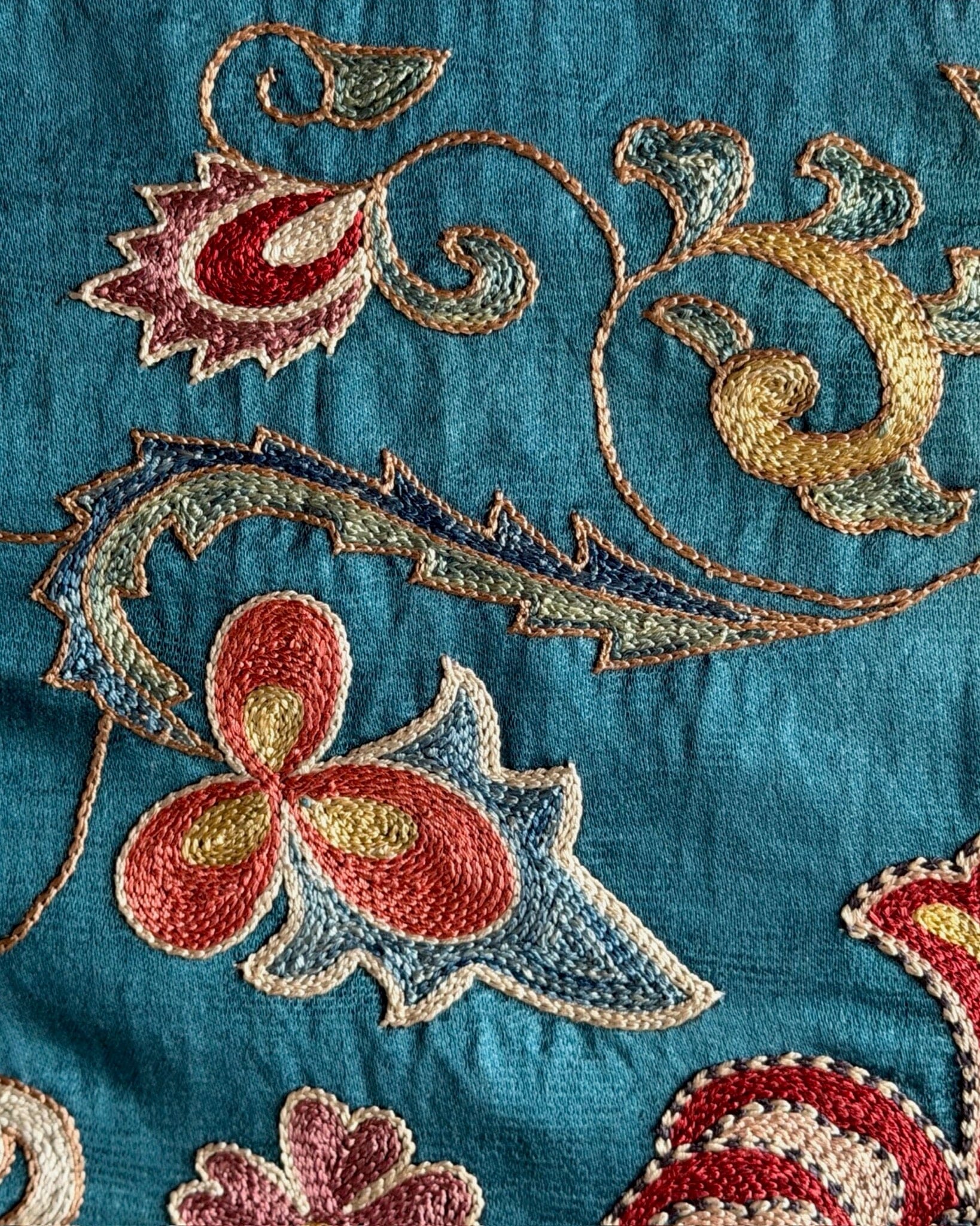 Hand Stitched Suzani (CSSU610326 | 44 x 65" ) Suzani Aziz Suzani 
