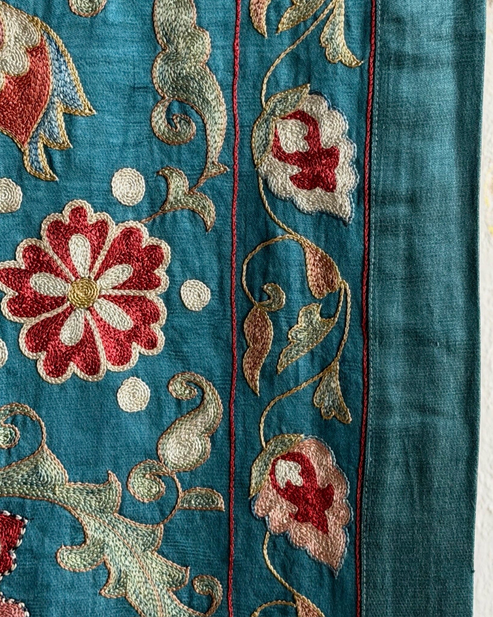 Hand Stitched Suzani (CSSU610326 | 44 x 65" ) Suzani Aziz Suzani 