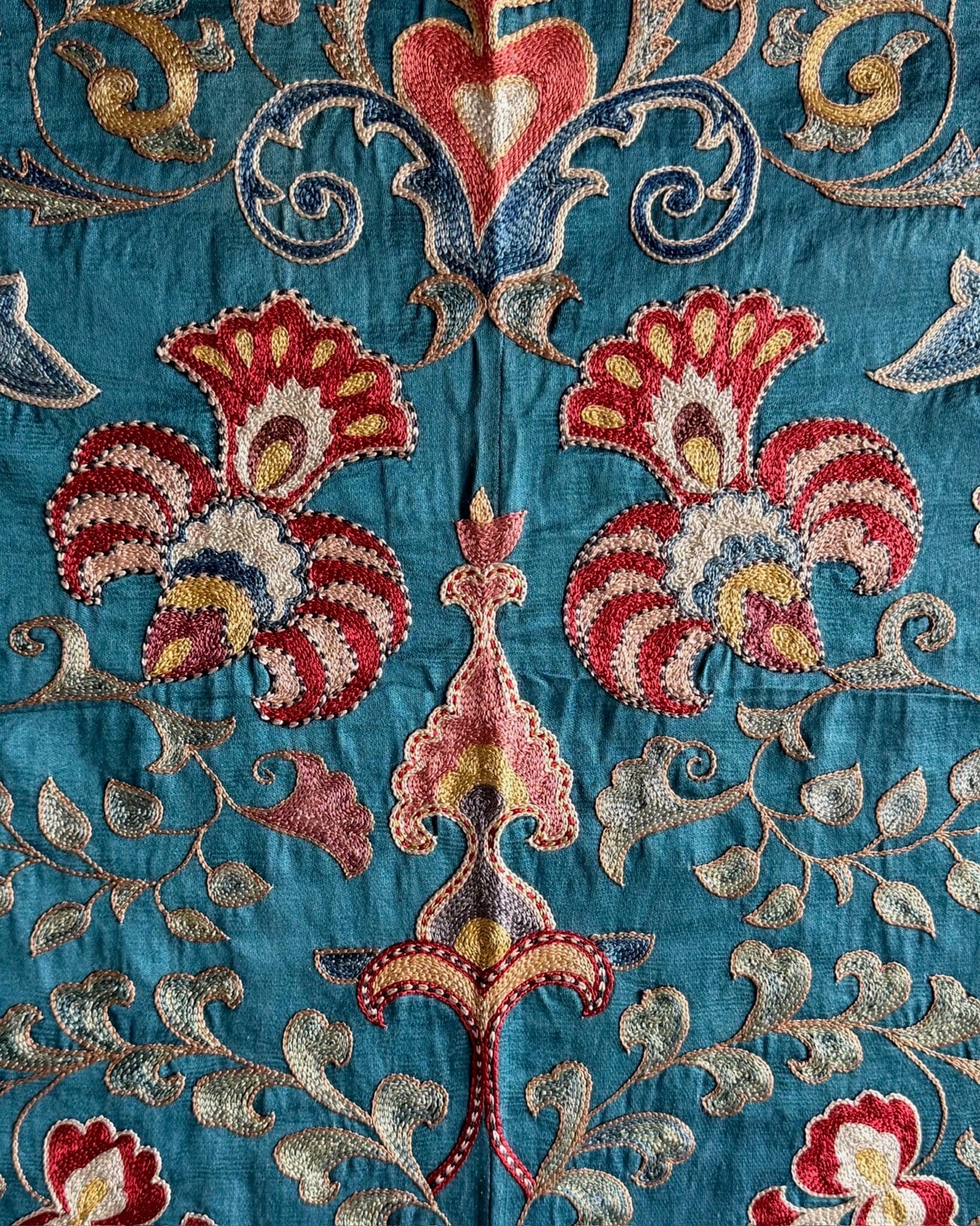 Hand Stitched Suzani (CSSU610326 | 44 x 65" ) Suzani Aziz Suzani 