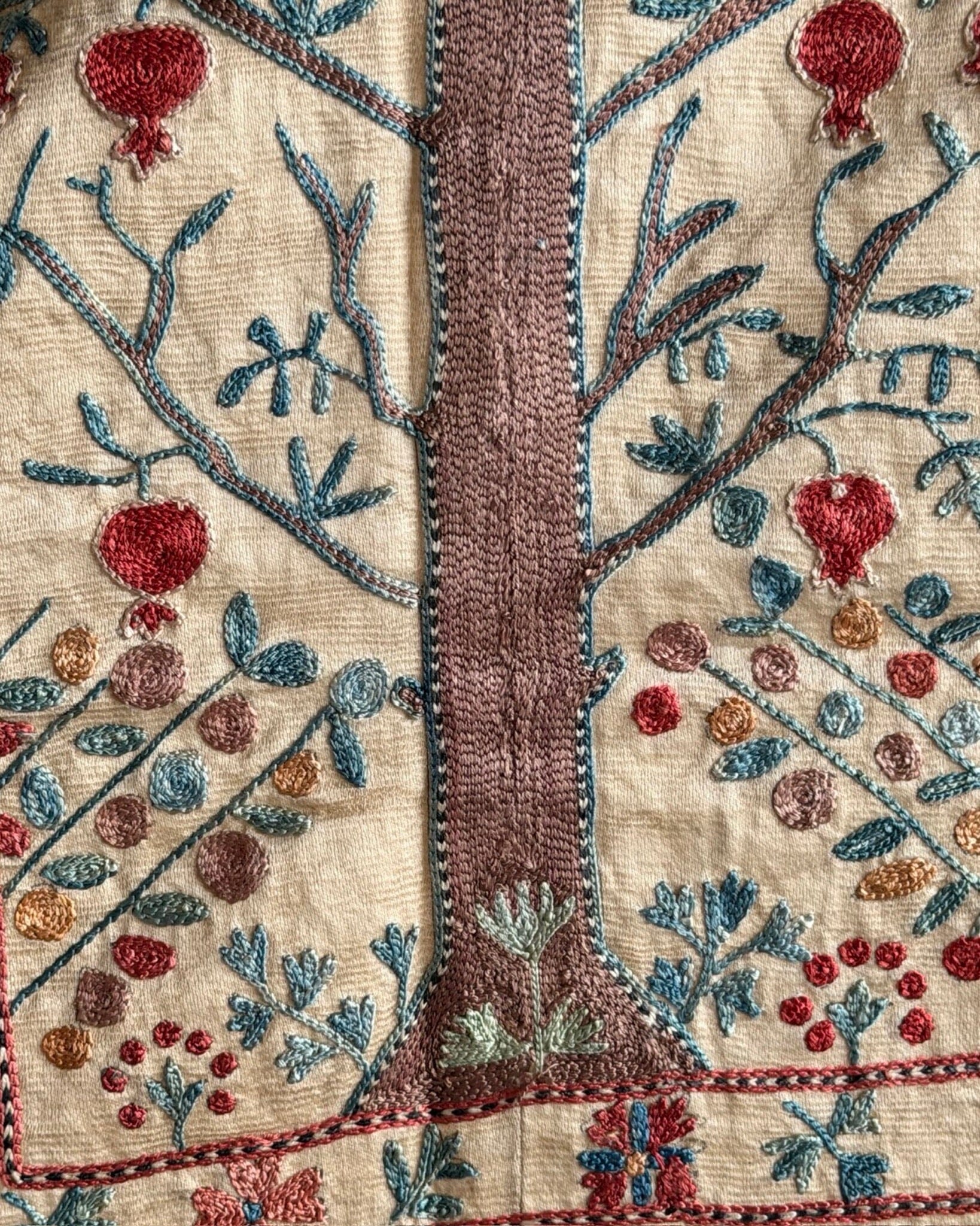 Hand Stitched Suzani (CSSU65726 | 43 x 59" ) Suzani Aziz Suzani 