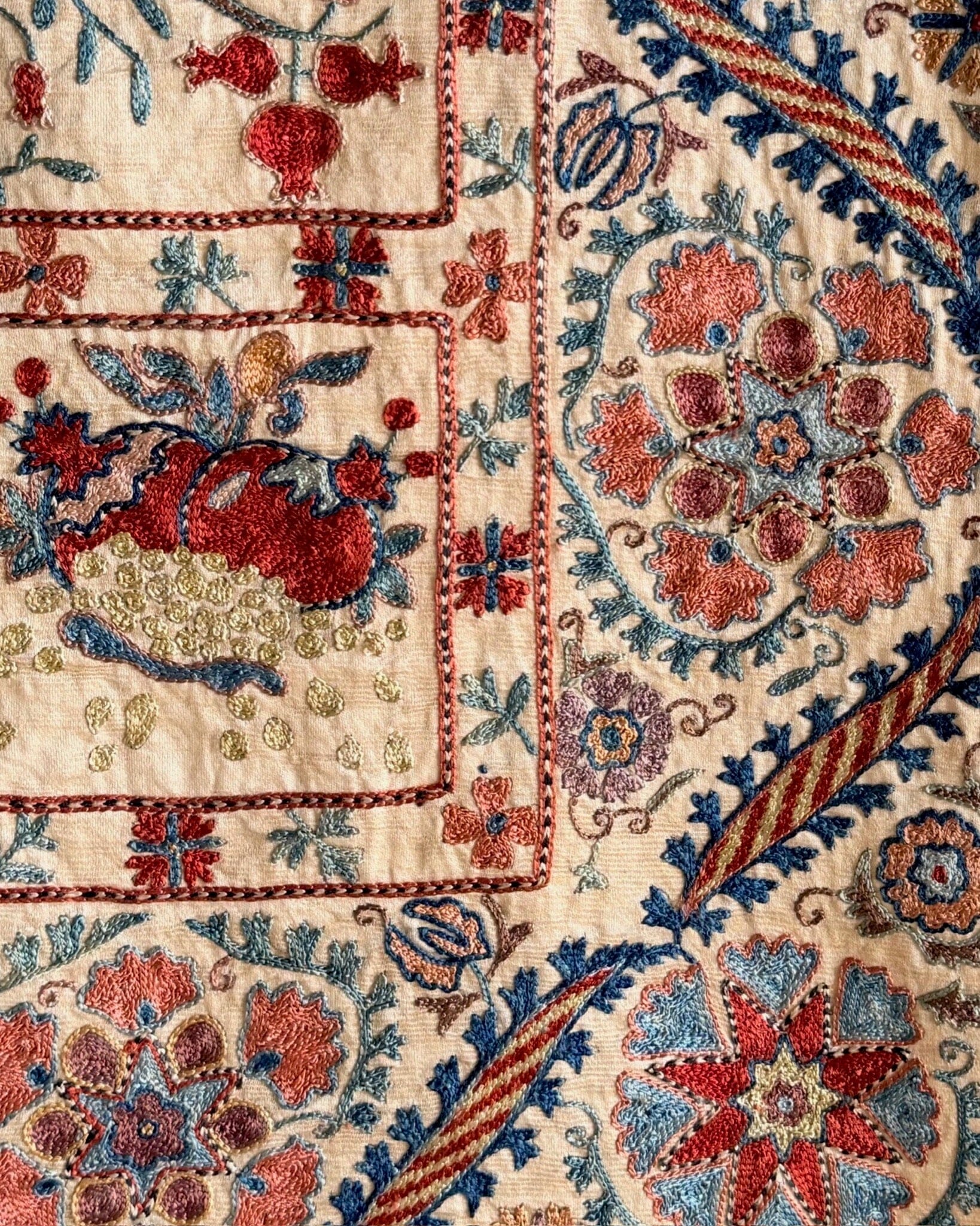 Hand Stitched Suzani (CSSU65726 | 43 x 59" ) Suzani Aziz Suzani 
