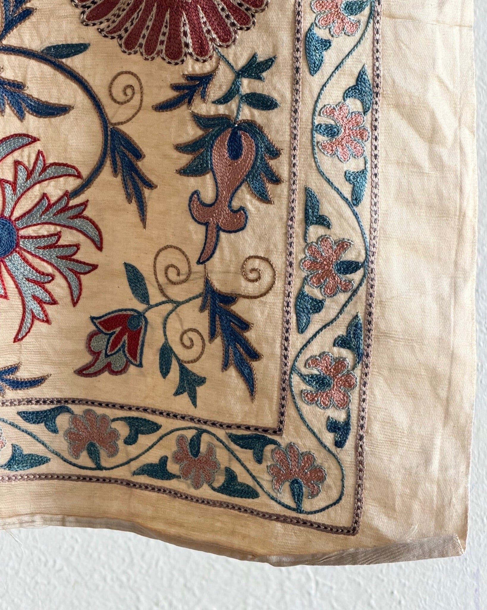 Hand Stitched Suzani (CSSU66126 | 41 x 58") Suzani Aziz Suzani 