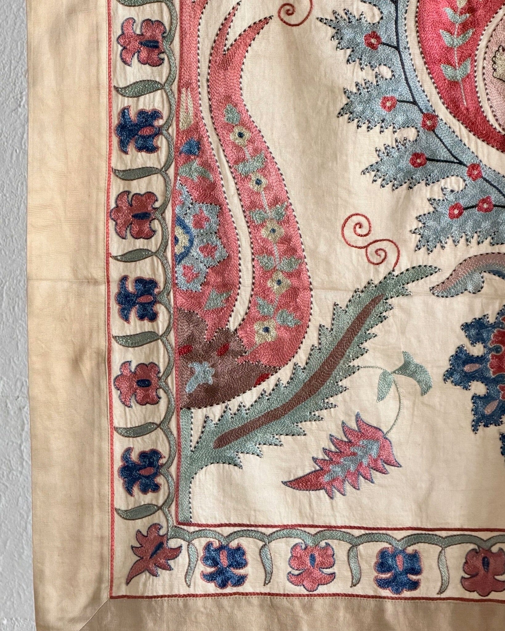 Hand Stitched Suzani (CSSU68526 | 43.5 x 64 ) Suzani Aziz Suzani 