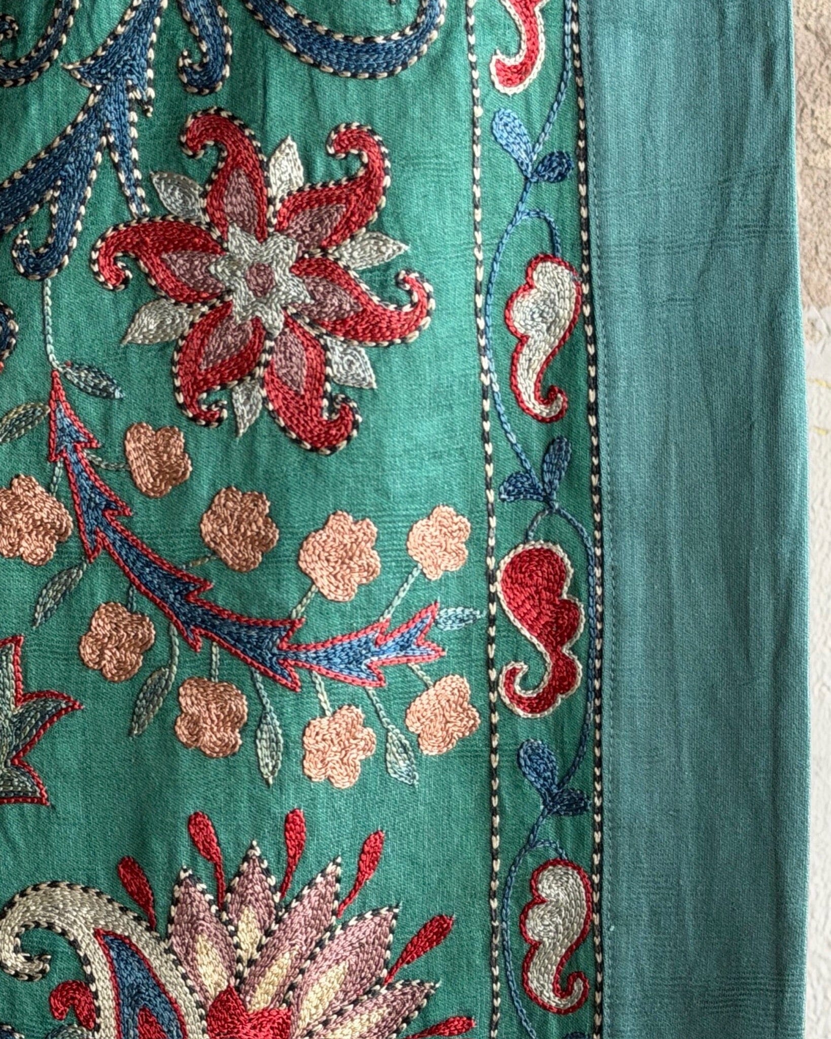 Hand Stitched Suzani (CSSU69626 | 44 x 65" ) Suzani Aziz Suzani 